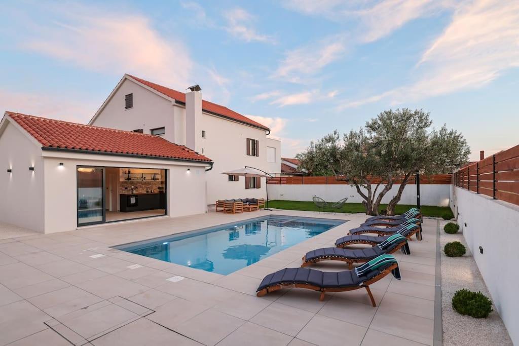 Elaia Villa *